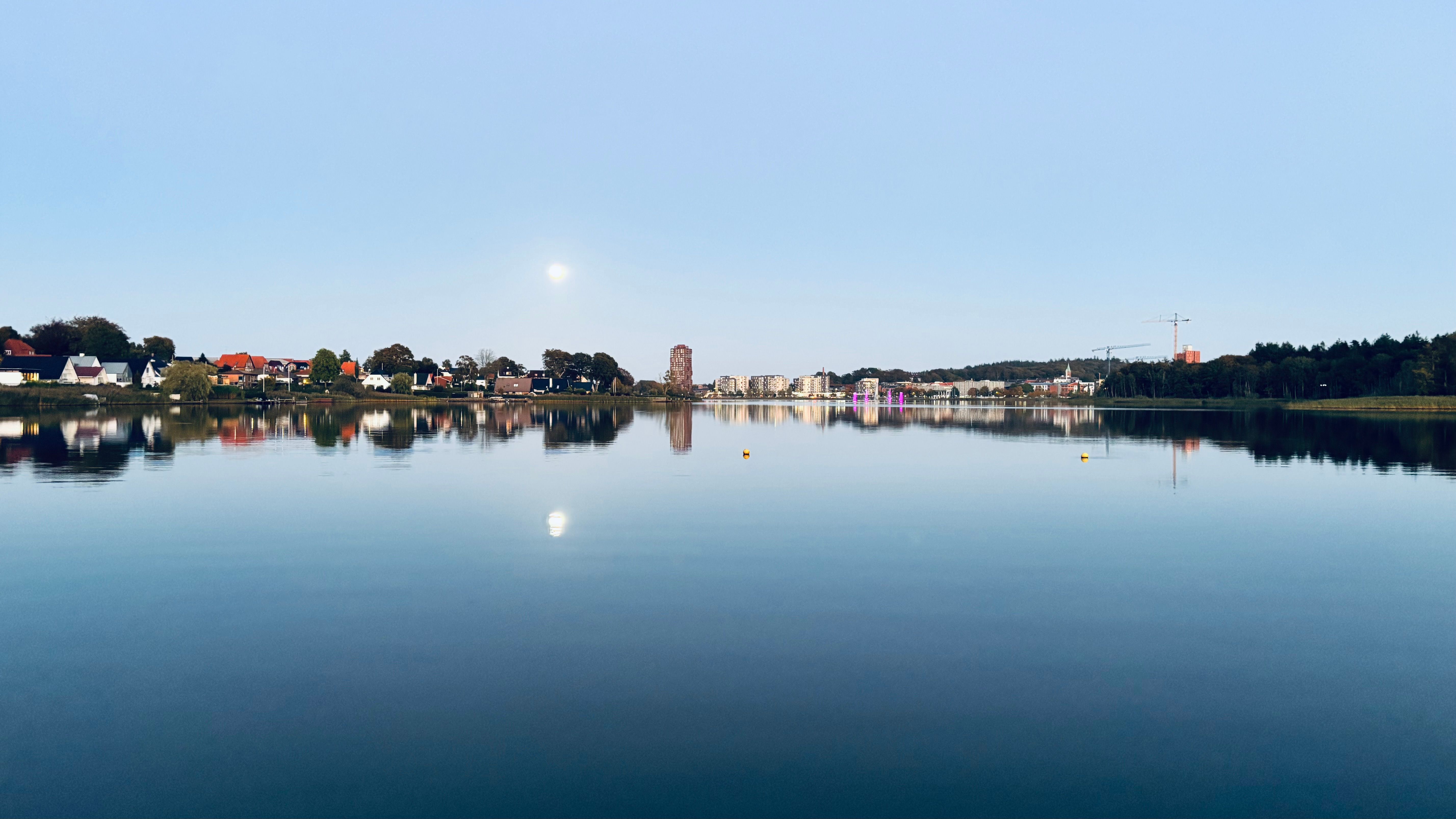 Fuldmåne over Silkeborg by om aftenen